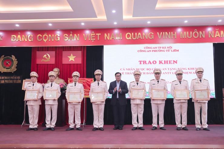 Công an phường Từ Liêm tổng kết công tác năm 2025, triển khai nhiệm vụ năm 2026

- Ảnh 4.