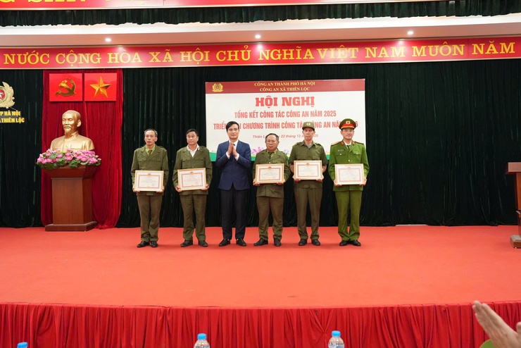 Công an xã Thiên Lộc tổ chức hội nghị tổng kết công tác công an năm 2025, triển khai chương trình công tác công an năm 2026- Ảnh 8.