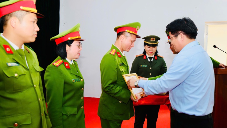 Công an xã Tam Hưng tổng kết công tác năm 2025: Giữ vững an ninh, trật tự, tạo nền tảng cho giai đoạn phát triển mới- Ảnh 9.