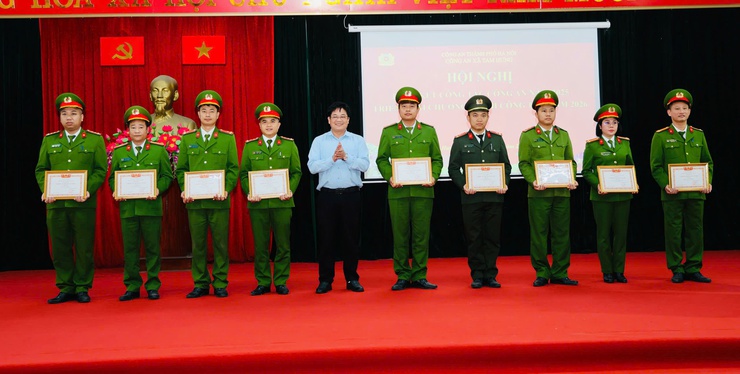 Công an xã Tam Hưng tổng kết công tác năm 2025: Giữ vững an ninh, trật tự, tạo nền tảng cho giai đoạn phát triển mới- Ảnh 10.