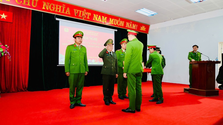 Công an xã Tam Hưng tổng kết công tác năm 2025: Giữ vững an ninh, trật tự, tạo nền tảng cho giai đoạn phát triển mới- Ảnh 11.