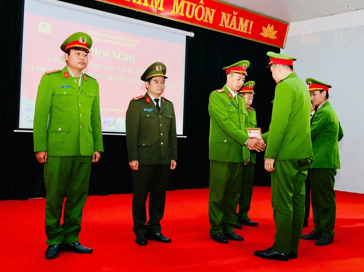 Công an xã Tam Hưng tổng kết công tác năm 2025: Giữ vững an ninh, trật tự, tạo nền tảng cho giai đoạn phát triển mới- Ảnh 12.