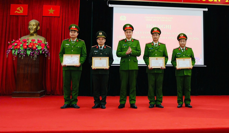 Công an xã Tam Hưng tổng kết công tác năm 2025: Giữ vững an ninh, trật tự, tạo nền tảng cho giai đoạn phát triển mới- Ảnh 13.
