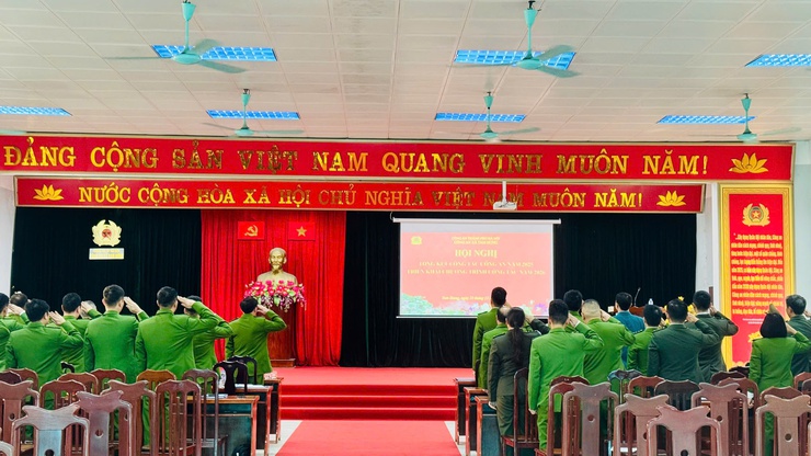 Công an xã Tam Hưng tổng kết công tác năm 2025: Giữ vững an ninh, trật tự, tạo nền tảng cho giai đoạn phát triển mới- Ảnh 1.