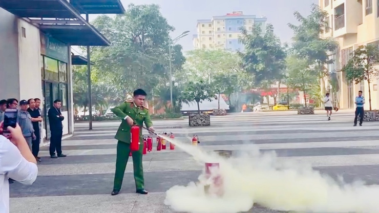 Công an phường Việt Hưng tăng cường phối hợp tuyên truyền, diễn tập PCCC&CNCH trên địa bàn- Ảnh 1.