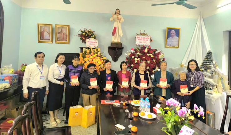 Phường Long Biên thăm, chúc mừng các cơ sở tôn giáo nhân dịp lễ Giáng sinh 2025- Ảnh 2.