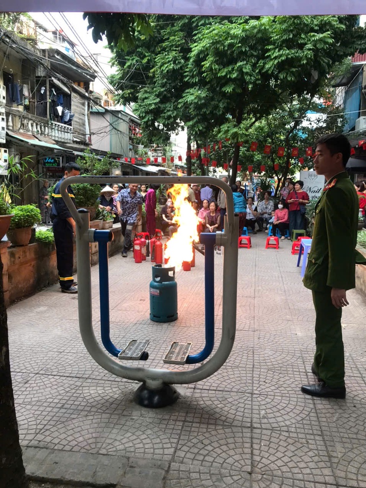 Phường Đống Đa tăng cường tuyên truyền, thực tập phương án phòng cháy, chữa cháy và cứu nạn cứu hộ tại khu dân cư- Ảnh 3.