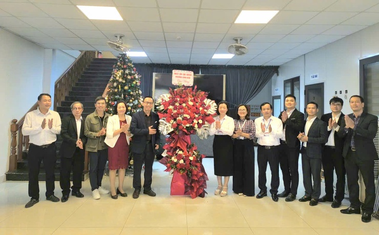 Phường Long Biên thăm, chúc mừng các cơ sở tôn giáo nhân dịp lễ Giáng sinh 2025- Ảnh 3.