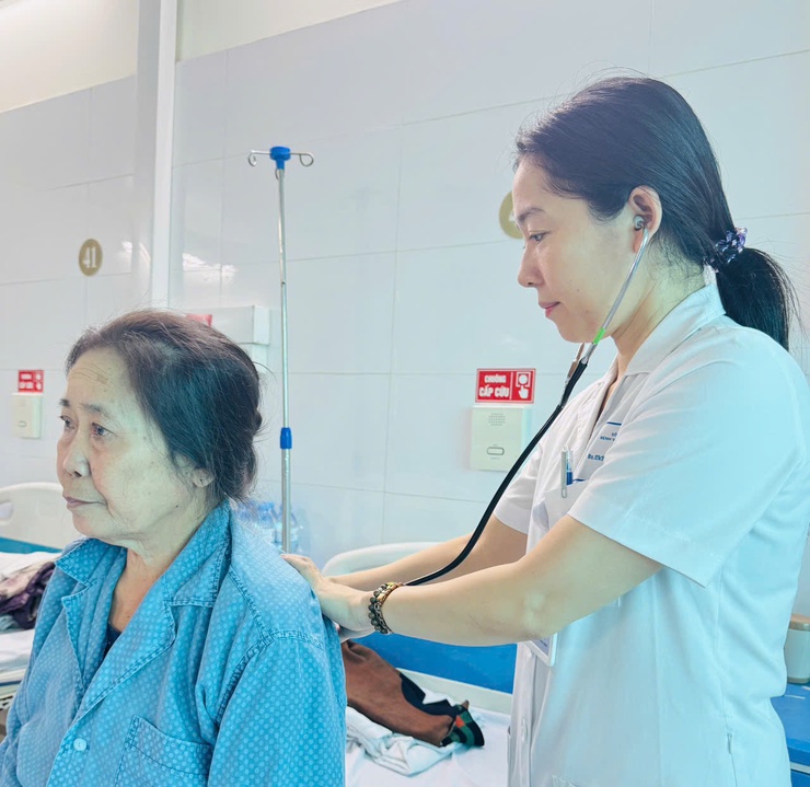 Người bệnh phổi tắc nghẽn mạn tính cần dự phòng đợt cấp khi trời lạnh- Ảnh 1.