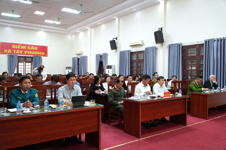 Các đồng chí lãnh đạo tham dự hội nghị