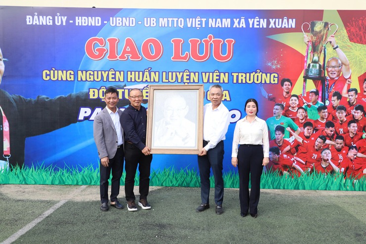 GIAO LƯU CÙNG NGUYÊN HLV ĐỘI TUYỂN QUỐC GIA VIỆT NAM PARK HANG SEO- Ảnh 3.