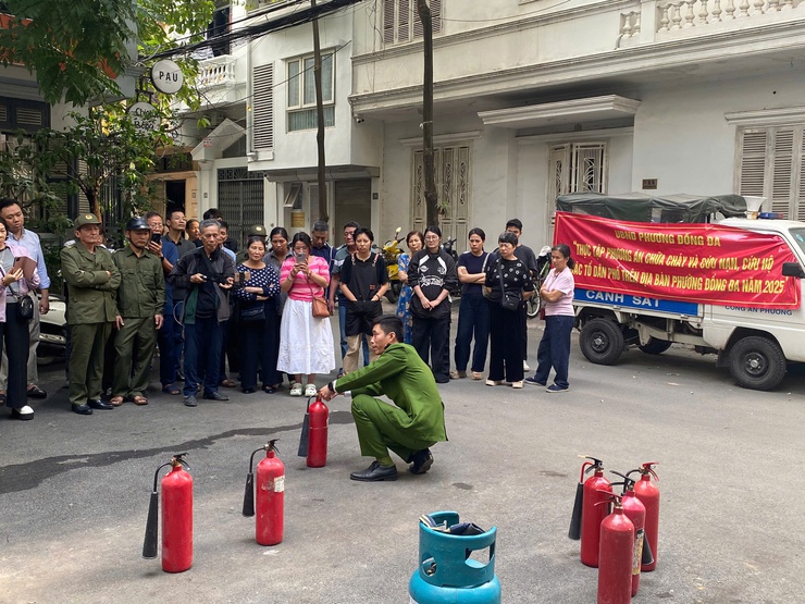 Phường Đống Đa tăng cường tuyên truyền, thực tập phương án phòng cháy, chữa cháy và cứu nạn cứu hộ tại khu dân cư- Ảnh 4.