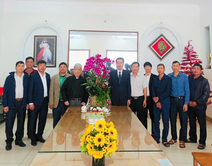LÃNH ĐẠO XÃ NỘI BÀI THĂM VÀ CHÚC MỪNG CÁC HỌ GIÁO NHÂN DỊP LỄ GIÁNG SINH 2025- Ảnh 2.