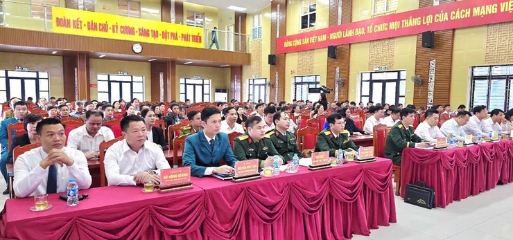 Hát Môn đón nhận Tượng chân dung Chủ tịch Hồ Chí Minh; Tổng kết công tác Quốc phòng địa phương và công tác xây dựng nền Quốc phòng toàn dân năm 2025- Ảnh 1.