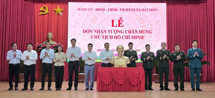 Hát Môn đón nhận Tượng chân dung Chủ tịch Hồ Chí Minh; Tổng kết công tác Quốc phòng địa phương và công tác xây dựng nền Quốc phòng toàn dân năm 2025- Ảnh 2.