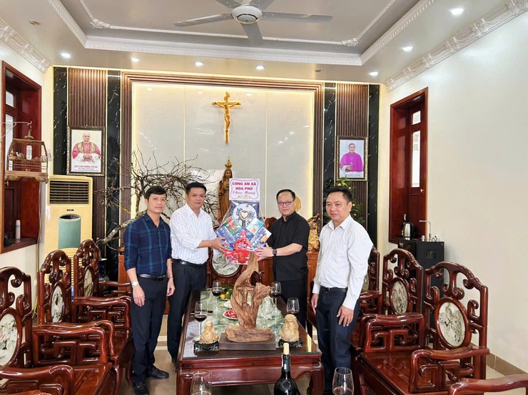 Công an xã Hòa Phú thăm hỏi, chúc mừng tới các vị chức sắc, chức việc và toàn thể bà con giáo dân- Ảnh 1.