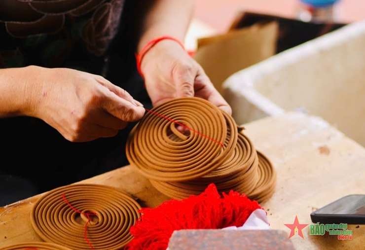 Nghề làm hương ở Văn Trai Thượng: Từ truyền thống đến khát vọng vươn xa- Ảnh 3.