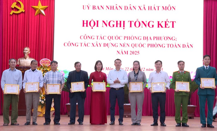 Hát Môn đón nhận Tượng chân dung Chủ tịch Hồ Chí Minh; Tổng kết công tác Quốc phòng địa phương và công tác xây dựng nền Quốc phòng toàn dân năm 2025- Ảnh 6.