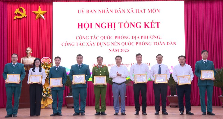 Hát Môn đón nhận Tượng chân dung Chủ tịch Hồ Chí Minh; Tổng kết công tác Quốc phòng địa phương và công tác xây dựng nền Quốc phòng toàn dân năm 2025- Ảnh 5.