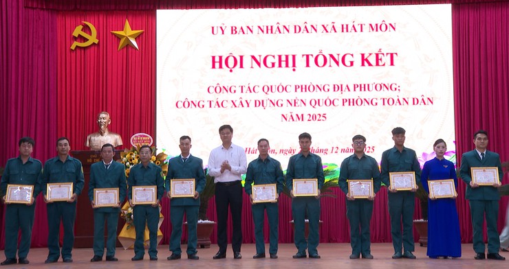Hát Môn đón nhận Tượng chân dung Chủ tịch Hồ Chí Minh; Tổng kết công tác Quốc phòng địa phương và công tác xây dựng nền Quốc phòng toàn dân năm 2025- Ảnh 4.