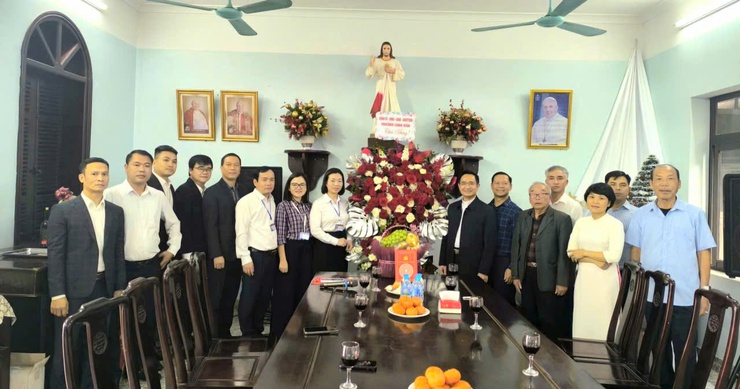 Phường Long Biên thăm, chúc mừng các cơ sở tôn giáo nhân dịp lễ Giáng sinh 2025- Ảnh 1.