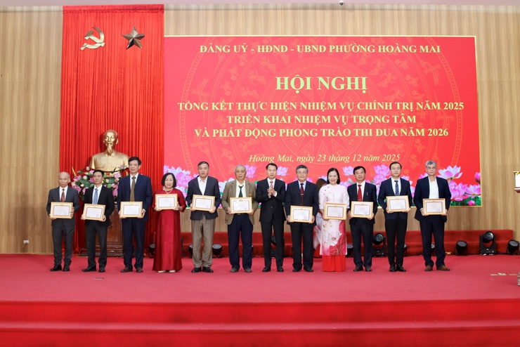 Sáng ngày 23/12/2025, Đảng ủy – HĐND – UBND phường Hoàng Mai long trọng tổ chức Hội nghị tổng kết thực hiện nhiệm vụ chính trị năm 2025, triển khai nhiệm vụ trọng tâm và phát động phong trào thi đua năm 2026.- Ảnh 4.