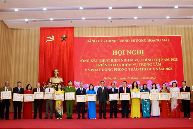 Sáng ngày 23/12/2025, Đảng ủy – HĐND – UBND phường Hoàng Mai long trọng tổ chức Hội nghị tổng kết thực hiện nhiệm vụ chính trị năm 2025, triển khai nhiệm vụ trọng tâm và phát động phong trào thi đua năm 2026.- Ảnh 3.