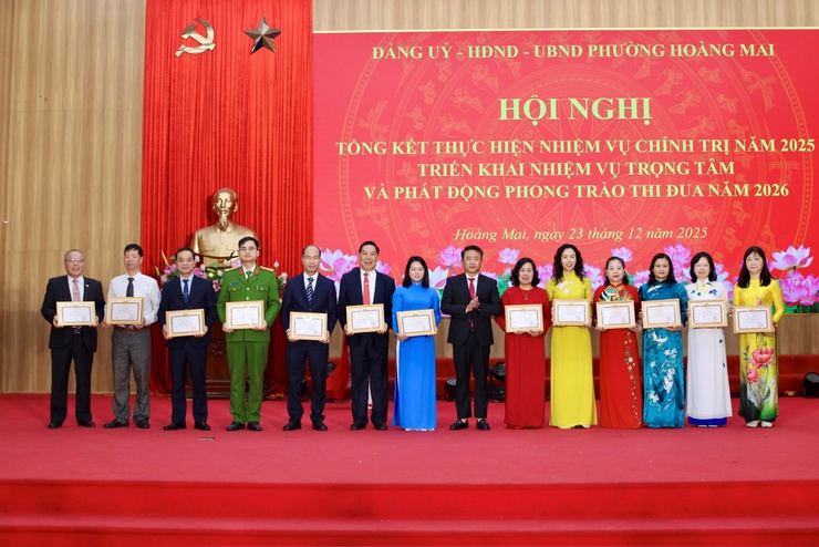 Sáng ngày 23/12/2025, Đảng ủy – HĐND – UBND phường Hoàng Mai long trọng tổ chức Hội nghị tổng kết thực hiện nhiệm vụ chính trị năm 2025, triển khai nhiệm vụ trọng tâm và phát động phong trào thi đua năm 2026.- Ảnh 2.