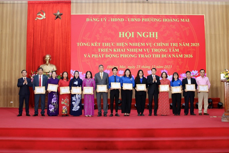 Sáng ngày 23/12/2025, Đảng ủy – HĐND – UBND phường Hoàng Mai long trọng tổ chức Hội nghị tổng kết thực hiện nhiệm vụ chính trị năm 2025, triển khai nhiệm vụ trọng tâm và phát động phong trào thi đua năm 2026.- Ảnh 1.