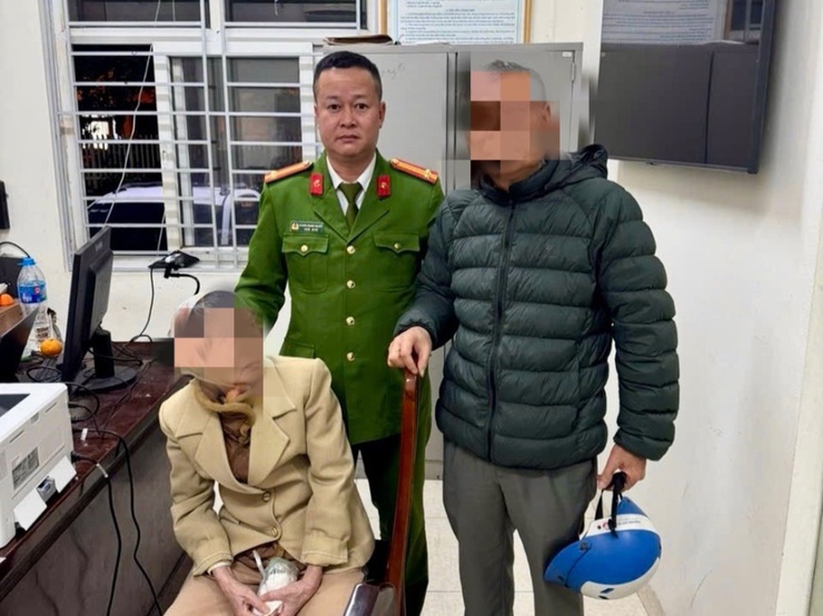 Công an phường Việt Hưng kịp thời giúp cụ bà đi lạc đoàn tụ với gia đình nhờ phát huy hiệu quả mô hình Zalo Tổ dân phố- Ảnh 1.