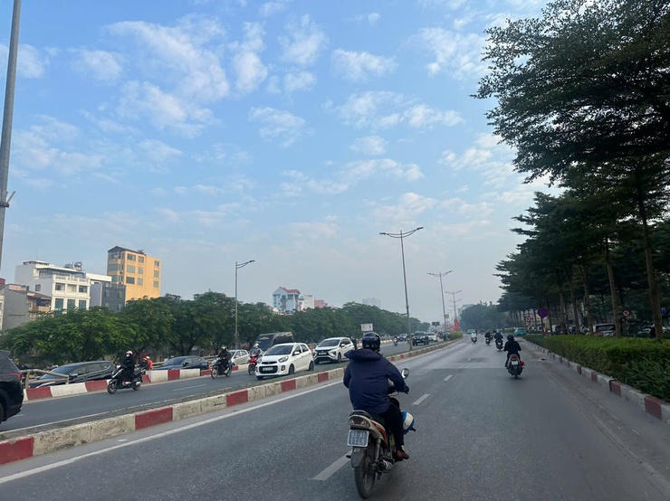 Ngày 24/12: Hà Nội đón gió mùa Đông Bắc, đêm nay có mưa, trời trở rét- Ảnh 1.