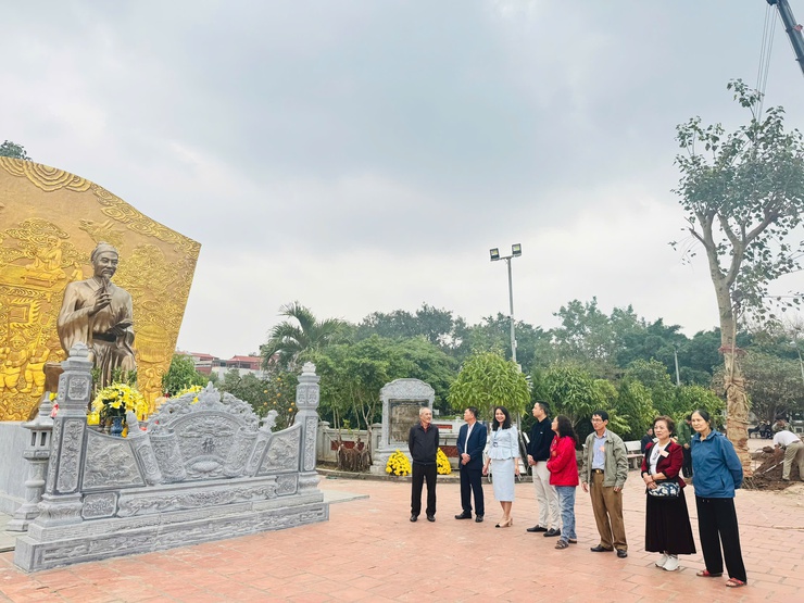 Đồng chí Nguyễn Thanh Thủy - Ủy viên Ban Thường vụ, Phó Chủ tịch UBND phường thăm và làm việc với Tiểu ban quản lý di tích đình Thanh Am- Ảnh 5.