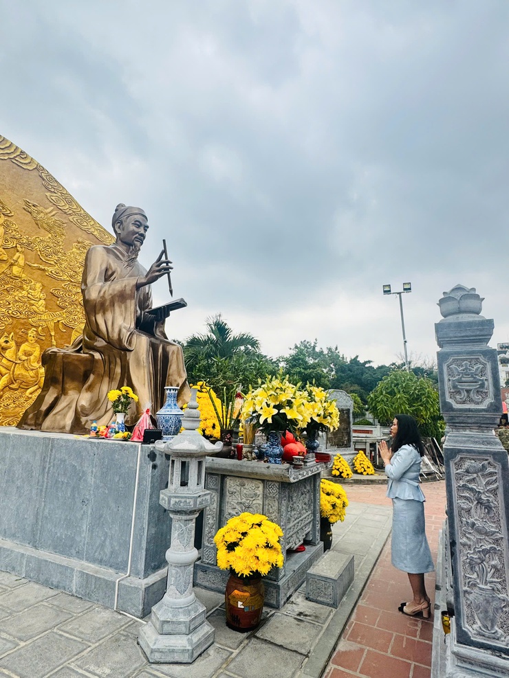 Đồng chí Nguyễn Thanh Thủy - Ủy viên Ban Thường vụ, Phó Chủ tịch UBND phường thăm và làm việc với Tiểu ban quản lý di tích đình Thanh Am- Ảnh 1.
