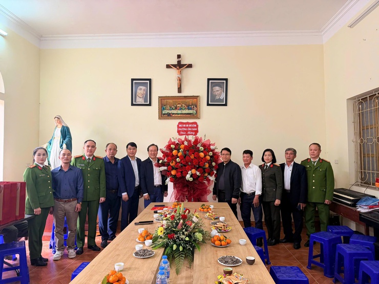 Lãnh đạo Đảng, chính quyền phường Lĩnh Nam thăm hỏi
chức sắc tôn giáo cùng bà con giáo dân nhân dịp lễ Noel 2025.- Ảnh 1.