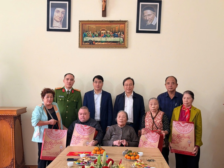 Lãnh đạo Đảng, chính quyền phường Lĩnh Nam thăm hỏi
chức sắc tôn giáo cùng bà con giáo dân nhân dịp lễ Noel 2025.- Ảnh 4.