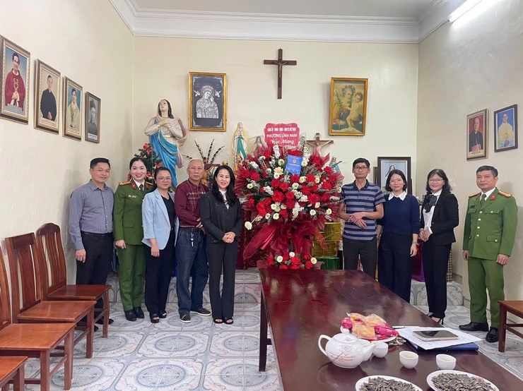 Lãnh đạo Đảng, chính quyền phường Lĩnh Nam thăm hỏi
chức sắc tôn giáo cùng bà con giáo dân nhân dịp lễ Noel 2025.- Ảnh 2.