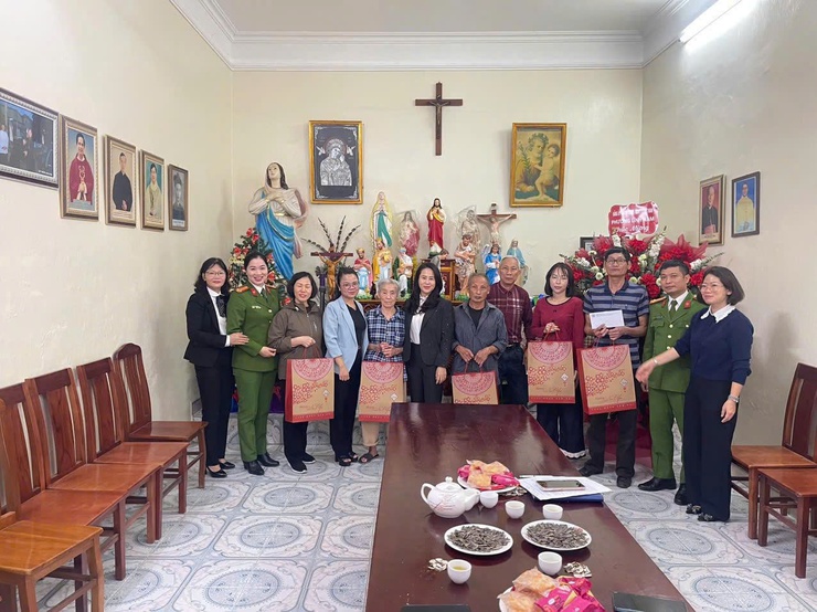 Lãnh đạo Đảng, chính quyền phường Lĩnh Nam thăm hỏi
chức sắc tôn giáo cùng bà con giáo dân nhân dịp lễ Noel 2025.- Ảnh 5.