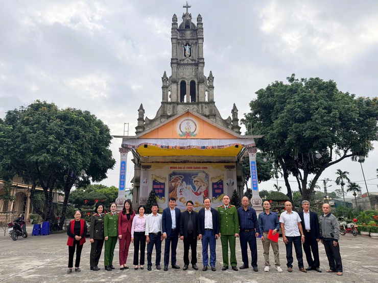 Lãnh đạo Đảng, chính quyền phường Lĩnh Nam thăm hỏi
chức sắc tôn giáo cùng bà con giáo dân nhân dịp lễ Noel 2025.- Ảnh 3.