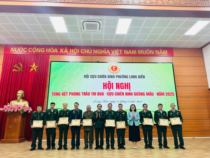 HỘI CỰU CHIẾN BINH PHƯỜNG LONG BIÊN TỔNG KẾT PHONG TRÀO THI ĐUA “CỰU CHIẾN BINH GƯƠNG MẪU” NĂM 2025- Ảnh 5.