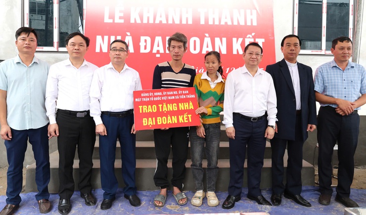 Xã Tiến Thắng bàn giao nhà Đại đoàn kết cho gia đình anh Nguyễn Văn Thập thôn Bến Già- Ảnh 1.