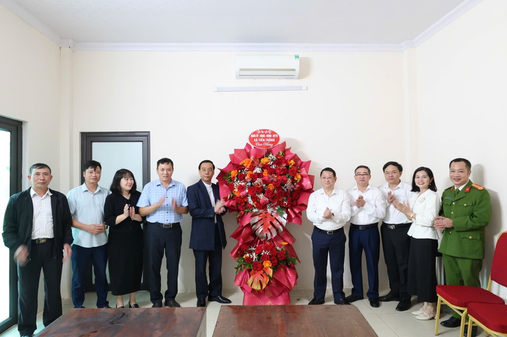 Lãnh đạo xã Tiến Thắng thăm, tặng quà giáo xứ Bến Gìa nhân dịp Giáng sinh năm 2025- Ảnh 1.