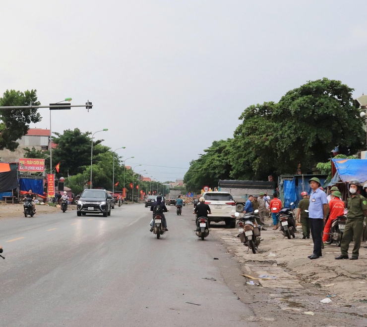 Sự đồng thuận của người dân góp phần tích cực để sớm hoàn thành Dự án cải tạo, nâng cấp quốc lộ 6 đoạn Ba La - Xuân Mai- Ảnh 1.