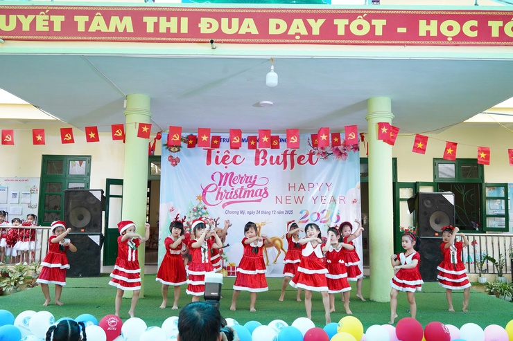 Trường Mầm non Chương Mỹ tổ chức chương trình Noel và tiệc buffet cho học sinh- Ảnh 2.