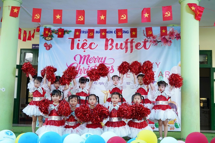 Trường Mầm non Chương Mỹ tổ chức chương trình Noel và tiệc buffet cho học sinh- Ảnh 3.