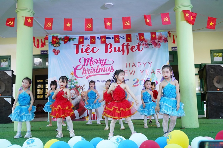 Trường Mầm non Chương Mỹ tổ chức chương trình Noel và tiệc buffet cho học sinh- Ảnh 4.