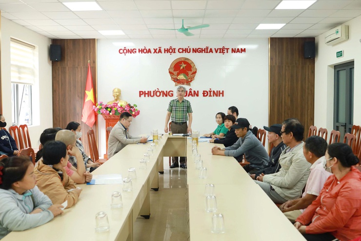 Phường Xuân Đỉnh: Trao tặng 33 thẻ bảo hiểm y tế cho người có hoàn cảnh khó khăn- Ảnh 1.