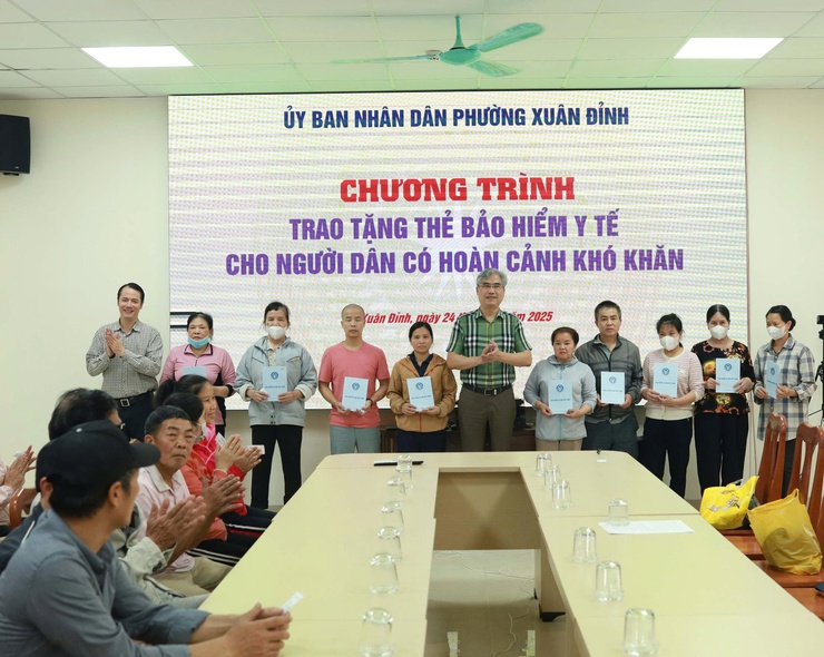 Phường Xuân Đỉnh: Trao tặng 33 thẻ bảo hiểm y tế cho người có hoàn cảnh khó khăn- Ảnh 2.