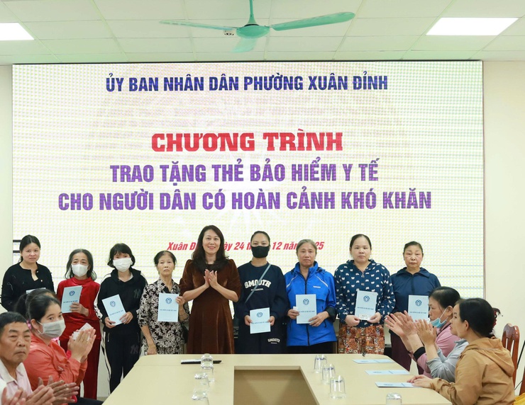 Phường Xuân Đỉnh: Trao tặng 33 thẻ bảo hiểm y tế cho người có hoàn cảnh khó khăn- Ảnh 4.