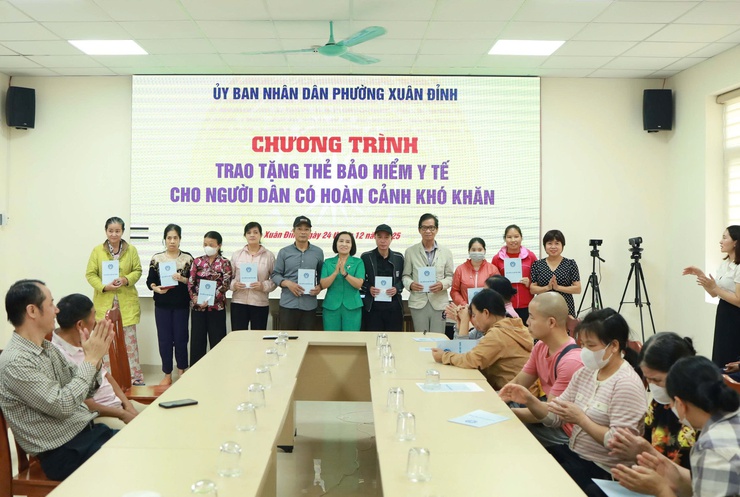 Phường Xuân Đỉnh: Trao tặng 33 thẻ bảo hiểm y tế cho người có hoàn cảnh khó khăn- Ảnh 3.