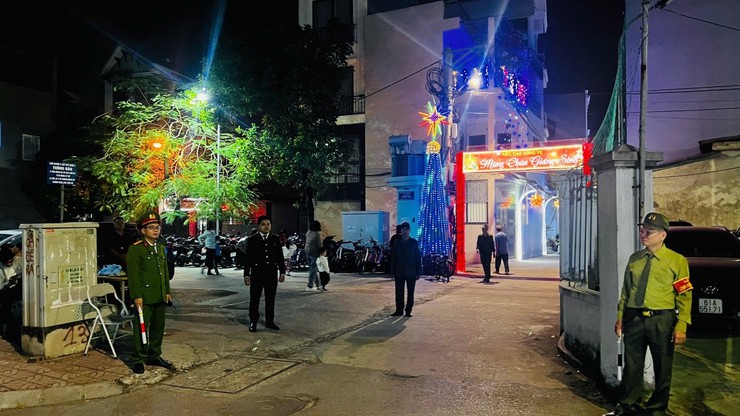 Công an phường Phúc Lợi chủ động bảo đảm an ninh, trật tự dịp lễ Giáng sinh 2025
- Ảnh 1.